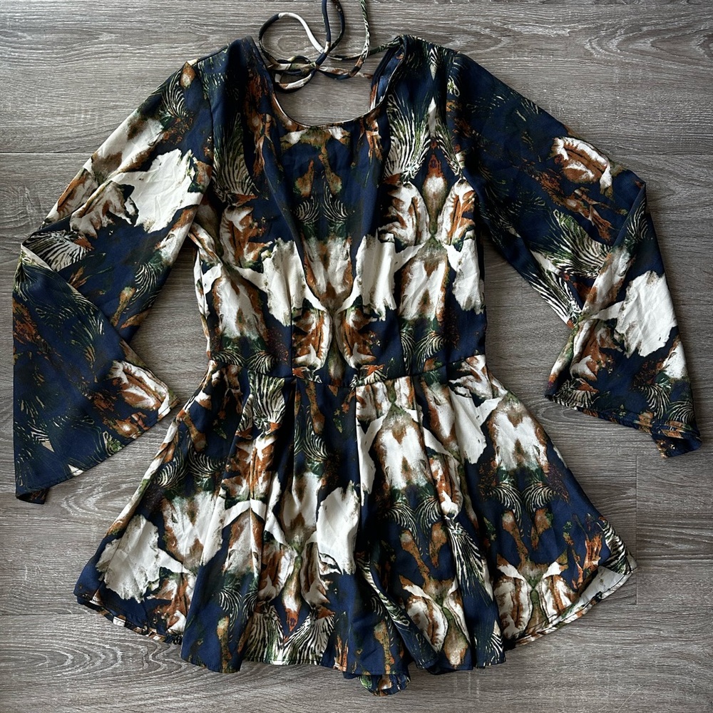 Tobi Vintage Natural Patterned V-Back Flowy Romper